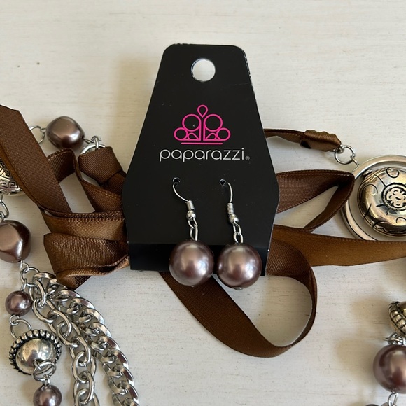 Paparazzi Beautiful Necklace & Pierced Earrings Set - Silver 🩶🩶🩶 - Picture 4 of 4